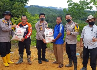 Peduli Masyarakat Terdampak Covid-19, Kapolres Rohul Salurkan Sembako Ke Warga Sei Bungo