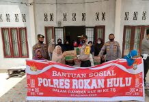 Peringati HUT RI ke 75, Polres Rohul Berbagi Kepada Warga Panti