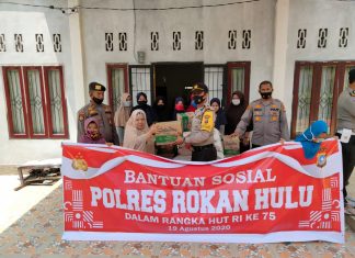 Peringati HUT RI ke 75, Polres Rohul Berbagi Kepada Warga Panti