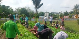 Program Jaga “Kampoeng” Ala Mahasiswa KKN UPP Desa Marga Mulya