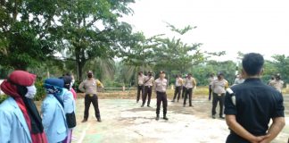 Tim Kukerta Relawan Covid-19 UNRI Desa Talikumain SEMPROT Desinfektan
