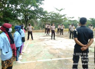 Tim Kukerta Relawan Covid-19 UNRI Desa Talikumain SEMPROT Desinfektan