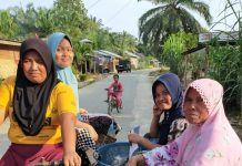 Peringati 1 Asyuro, EMAK-EMAK Dusun Kuala Tambusai Bagikan Bubur Asyuro Ke Masyarakat