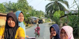 Peringati 1 Asyuro, EMAK-EMAK Dusun Kuala Tambusai Bagikan Bubur Asyuro Ke Masyarakat