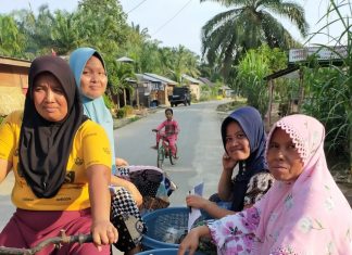 Peringati 1 Asyuro, EMAK-EMAK Dusun Kuala Tambusai Bagikan Bubur Asyuro Ke Masyarakat