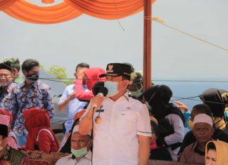 Bupati Sukiman Lantik Karang Taruna dan Meninjau Pembagian BLT Desa Koto Intan