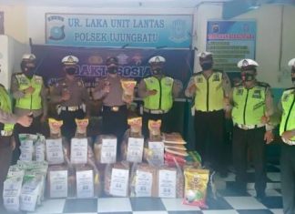 Jelang HUT Ke-65, Lantas Polsek Ujung Batu Bagikan Sembako Gratis