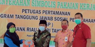 197 Petugas Kebersihan Taman di Rokan Hulu Mendapat Bantuan Baju Dari PT BKR