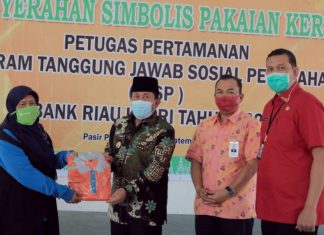 197 Petugas Kebersihan Taman di Rokan Hulu Mendapat Bantuan Baju Dari PT BKR