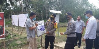 Lanjutkan Program Jaga Kampung, Kapolres Rohul Tebar 25 Ribu Bibit Ikan