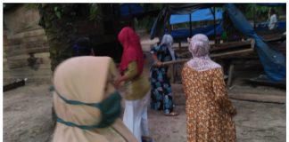 NEKAT, Puluhan “Emak-Emak” Bakar Dua Warung Remang-Remang