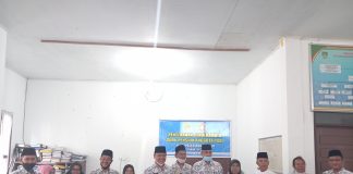 Di Hari Ulang Tahun, PGRI Rohul Serahkan 47 Cendramata Kepada Guru Pensiun