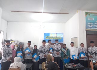 Di Hari Ulang Tahun, PGRI Rohul Serahkan 47 Cendramata Kepada Guru Pensiun