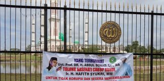 Viral, Spanduk “Tolong UAS Nasehati Hafith Syukri Untuk Tidak Korupsi” Terpajang di Depan Mamic Rohul
