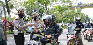 Bersama Komunitas Pajero Sport,Satlantas Rohul Bagi-Bagi Masker