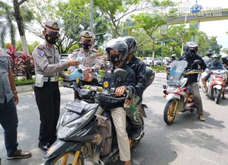 Bersama Komunitas Pajero Sport,Satlantas Rohul Bagi-Bagi Masker
