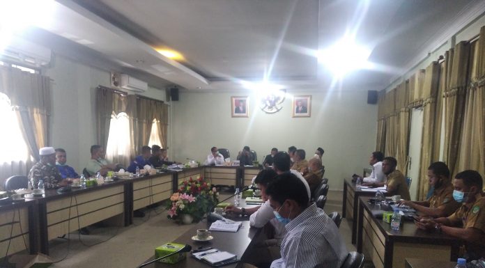 Anggota DPRD Budi Suroso Gebrak Meja Saat Hearing Dengan PT Hutahaean