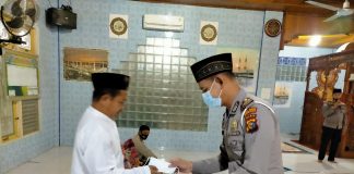 Gelar Suling, Polres Rohul Bagi-Bagi Masker