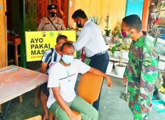 TNI POLRI di Rohul Kompak Beri Sosialisasi Prokes Secara “Door To Door”