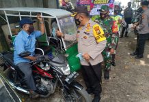 Kapolres dan Forkopimda Rokan Hulu Bagi-Bagi 1000 Masker