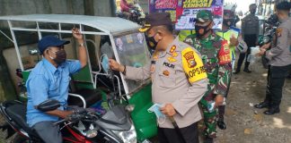 Kapolres dan Forkopimda Rokan Hulu Bagi-Bagi 1000 Masker