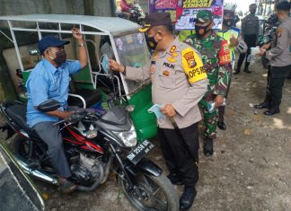 Kapolres dan Forkopimda Rokan Hulu Bagi-Bagi 1000 Masker