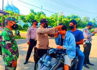 Bagi Masker Gratis, TNI dan Polri di Rohul Bersinergi Memutus Mata Rantai Penyebaran Covid-19