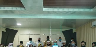 Kakan Kemenag Rohul Serahkan Sertifikat Halal ke 15 Pelaku Usaha di Rokan Hulu