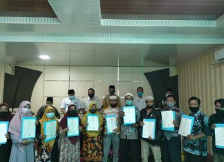 Kakan Kemenag Rohul Serahkan Sertifikat Halal ke 15 Pelaku Usaha di Rokan Hulu