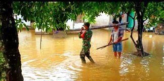 Peduli Warga, Babinsa Koramil 10 Kunto Darussalam Kodim 0313/KPR Bantu Masyarakat Korban Banjir
