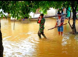 Peduli Warga, Babinsa Koramil 10 Kunto Darussalam Kodim 0313/KPR Bantu Masyarakat Korban Banjir