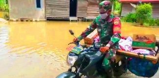 Gunakan Sepeda Motor, TNI Serahkan Bantuan Sembako ke Korban Banjir