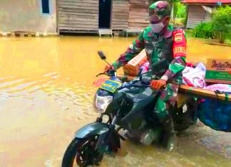 Gunakan Sepeda Motor, TNI Serahkan Bantuan Sembako ke Korban Banjir