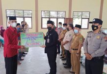 Sekda Rohul Serahkan Bantuan Bagi Korban Bencana Angin Puting Beliung di Kepenuhan