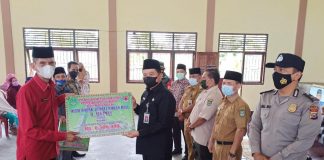 Sekda Rohul Serahkan Bantuan Bagi Korban Bencana Angin Puting Beliung di Kepenuhan