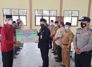 Sekda Rohul Serahkan Bantuan Bagi Korban Bencana Angin Puting Beliung di Kepenuhan