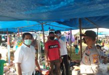 Tekan Penyebaran Covid-19, Camat dan Kapolsek Rambah Hilir Bagi-Bagi Masker
