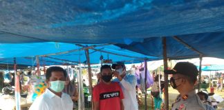 Tekan Penyebaran Covid-19, Camat dan Kapolsek Rambah Hilir Bagi-Bagi Masker