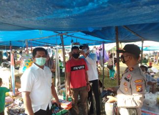 Tekan Penyebaran Covid-19, Camat dan Kapolsek Rambah Hilir Bagi-Bagi Masker