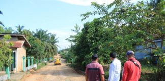 Mendekati Hari Raya Idul Fitri, Jalan di Desa Kumain Dilakukan Pemeliharaan