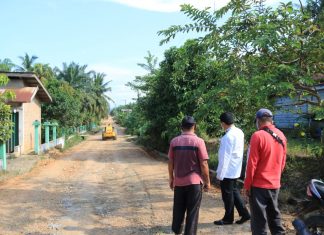 Mendekati Hari Raya Idul Fitri, Jalan di Desa Kumain Dilakukan Pemeliharaan