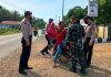 Gelar Operasi Yustisi, TNI POLRI di Rohul Turut Berbagi Masker Kepada Masyarakat