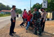 Gelar Operasi Yustisi, TNI POLRI di Rohul Turut Berbagi Masker Kepada Masyarakat