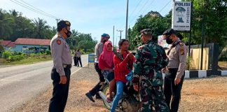 Gelar Operasi Yustisi, TNI POLRI di Rohul Turut Berbagi Masker Kepada Masyarakat
