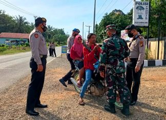 Gelar Operasi Yustisi, TNI POLRI di Rohul Turut Berbagi Masker Kepada Masyarakat
