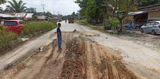 Jalan Rusak, Warga Minta Pemerintah Peduli Keluhan Masyarakat
