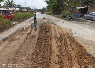 Jalan Rusak, Warga Minta Pemerintah Peduli Keluhan Masyarakat