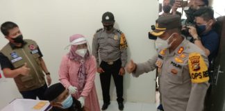 Kapolres dan Plh Bupati Rohul Tinjau Pelaksanaan Vaksinasi Bagi Lansia di Desa Dayo