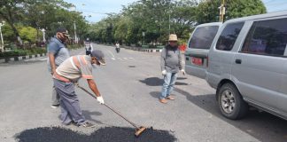 Kerjasama Dengan PT KN, PUPR Rohul “TAMBAL” Ruas Jalan Berlubang
