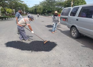 Kerjasama Dengan PT KN, PUPR Rohul “TAMBAL” Ruas Jalan Berlubang